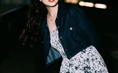 孟非在高尔夫场做婚礼主婚人